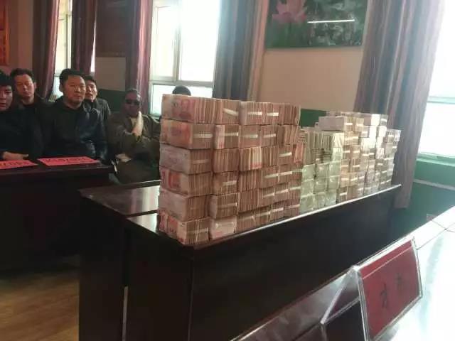 香达镇的千万元级分红仪式