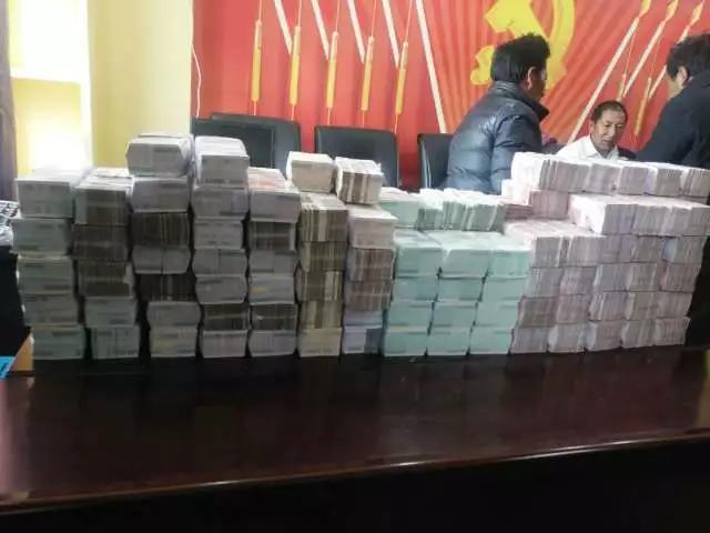 香达镇的千万元级分红仪式