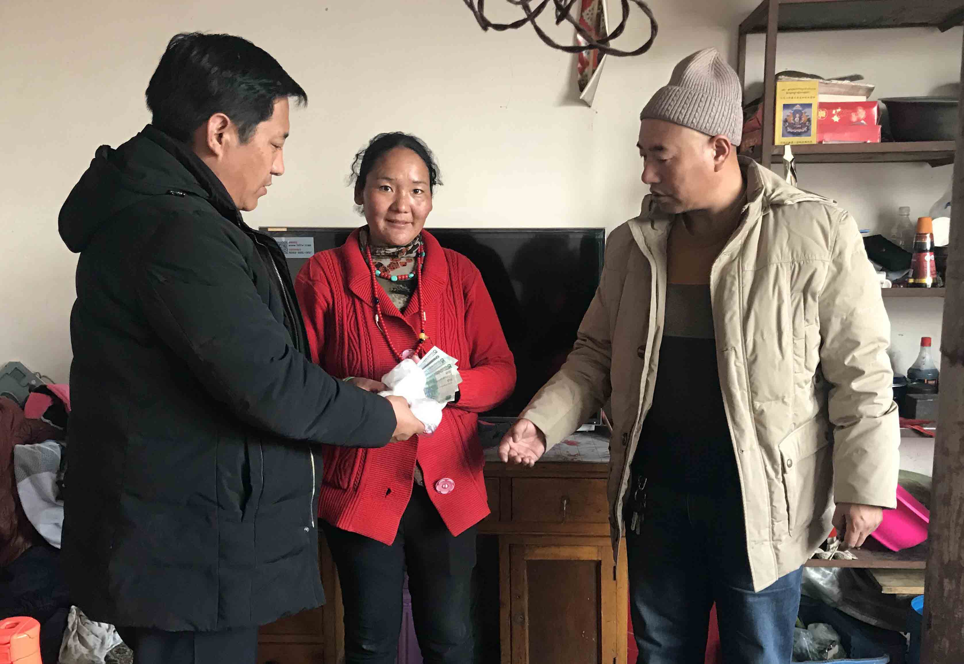 囊谦县教育局党委开展走访慰问帮扶对象助脱贫活动